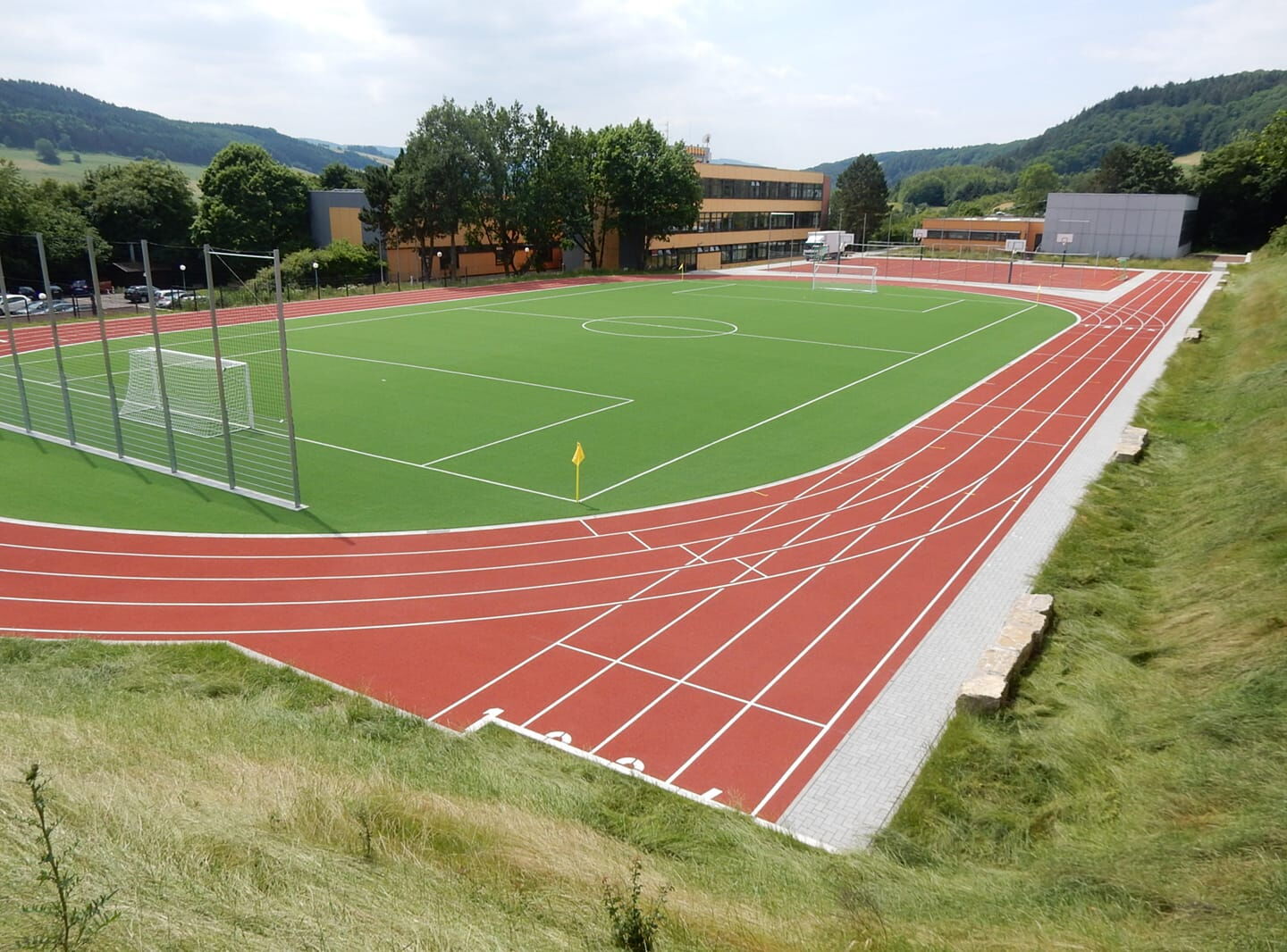 Sportanlage mit Spielfeld und Laufbahn