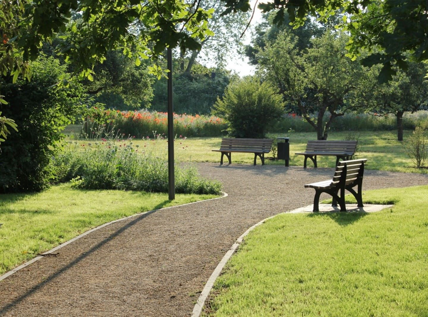 Parkanlage mit Wiese,Weg und Parkbänken
