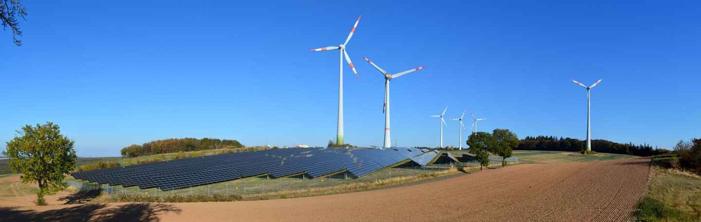 Landschaft mit Windkraftanlagen und Solaranlage ?>