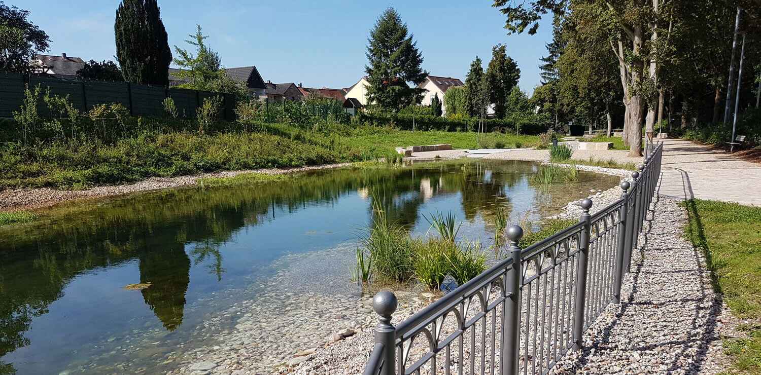 Teich in einer Parkanlage ?>